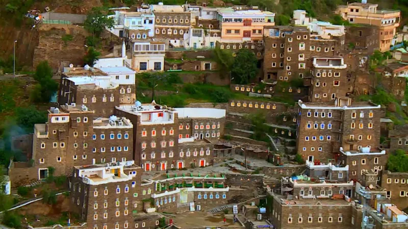 رجال ألمع.. أيقونة تراثية نابضة في قلب الجبال السعودية