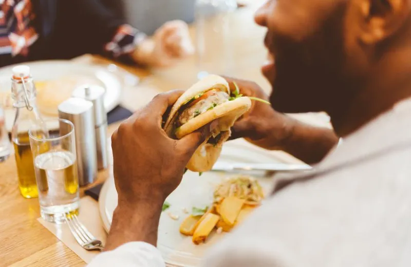 أحدها تتناوله يوميّاً.. أطعمة تحتوي على حشرات دون أن تشعر!