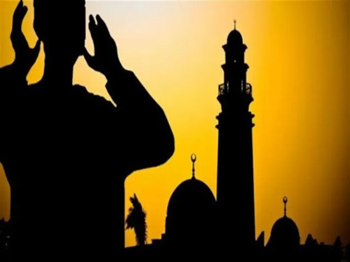 رفع أذان المغرب بمكبرات الصوت من أعلى جسر لندن الشهير 