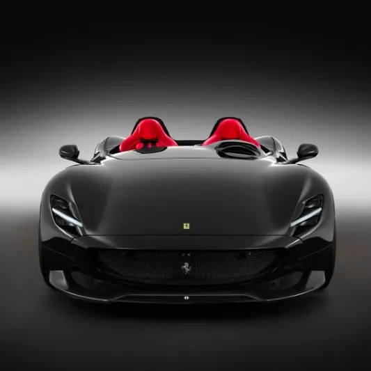 سيارة رونالدو الجديدة تتسبب في أزمة داخل اليوفي (صور)