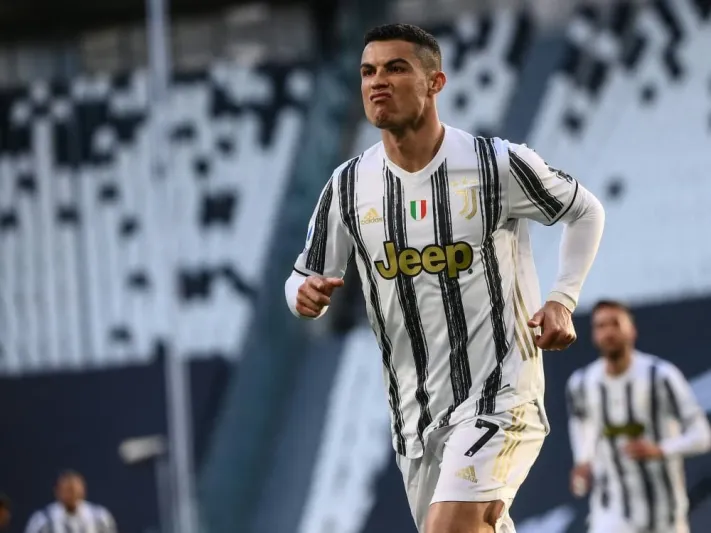 سيارة رونالدو الجديدة تتسبب في أزمة داخل اليوفي (صور)