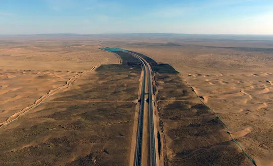 أحدها يبلغ 150 ألف كم.. أطول طرق العالم بين المياه والجبال الخضراء (صور)