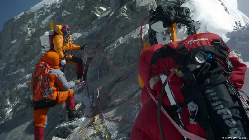 إرادة قهرت المستحيل.. ضرير ينجح في تسلُّق أعلى جبل في العالم (فيديو)