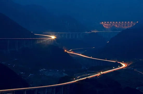 أحدها يبلغ 150 ألف كم.. أطول طرق العالم بين المياه والجبال الخضراء (صور)