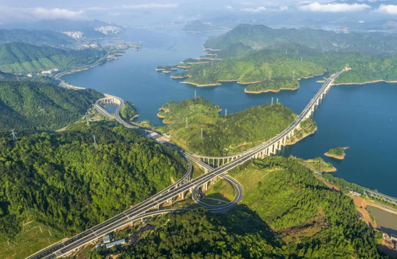 أحدها يبلغ 150 ألف كم.. أطول طرق العالم بين المياه والجبال الخضراء (صور)