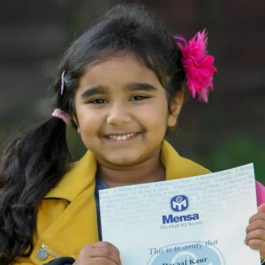 طفلة في الثالثة من عمرها تقترب من ذكاء أينشتاين!