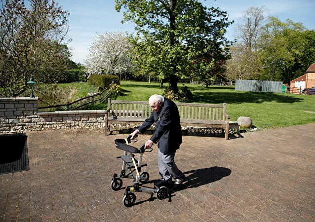 العمر مجرد رقم.. تسعيني يتخطى أصعب اختبارات اللياقة البدنية (فيديو)