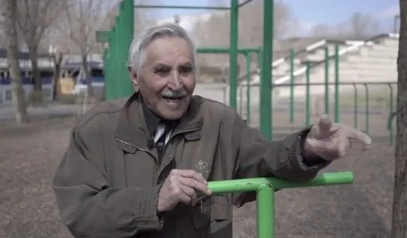 العمر مجرد رقم.. تسعيني يتخطى أصعب اختبارات اللياقة البدنية (فيديو)