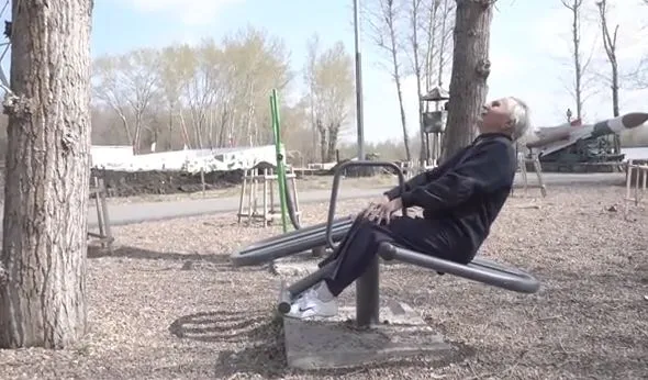 العمر مجرد رقم.. تسعيني يتخطى أصعب اختبارات اللياقة البدنية (فيديو)