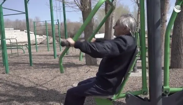 العمر مجرد رقم.. تسعيني يتخطى أصعب اختبارات اللياقة البدنية (فيديو)