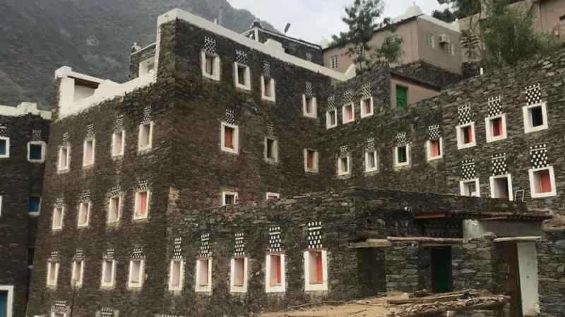 رجال ألمع.. أيقونة تراثية نابضة في قلب الجبال السعودية