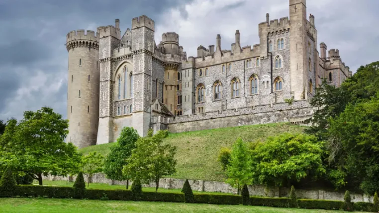 سرقة كنوز تاريخية لا تقدر بثمن من قلعة بريطانية (صور)