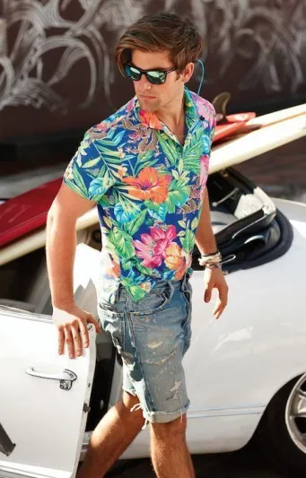 لإطلالة صيفية جذابة.. أفكار شبابية لتنسق القمصان المطبعة