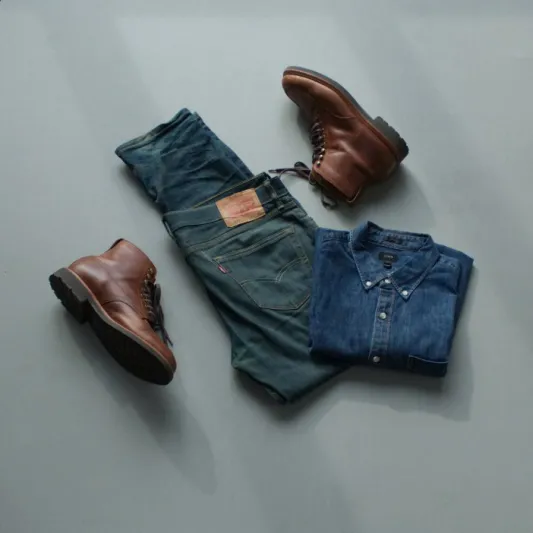 بعيداً عن النمطية.. طرق شبابية لارتداء القميص الجينز (صور)