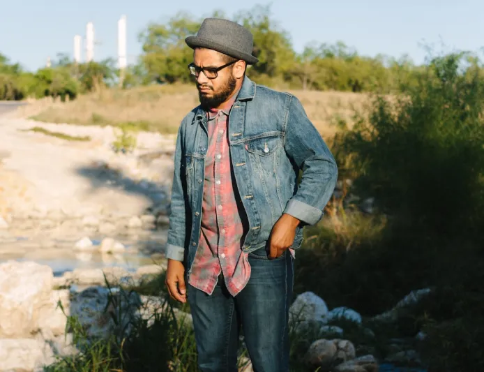 بعيداً عن النمطية.. طرق شبابية لارتداء القميص الجينز (صور)