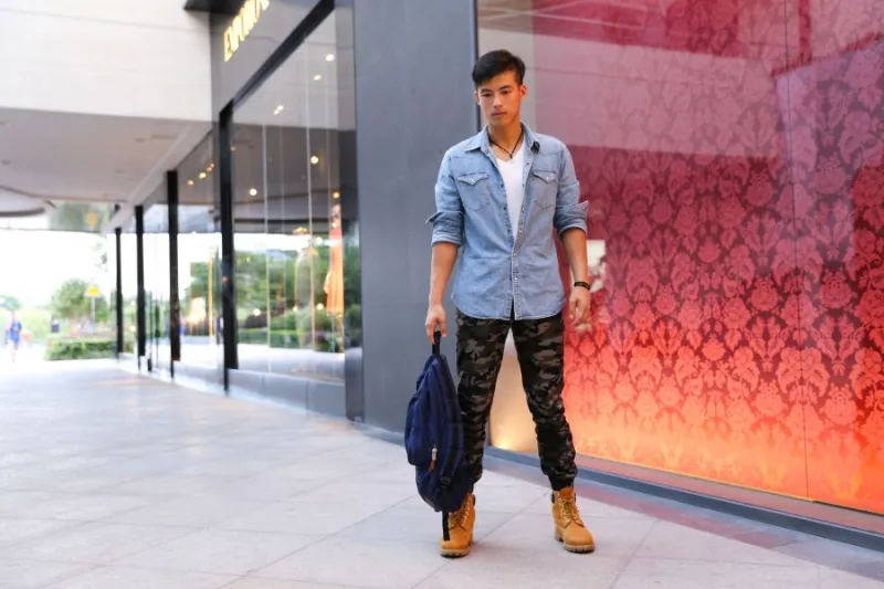 بعيداً عن النمطية.. طرق شبابية لارتداء القميص الجينز (صور)