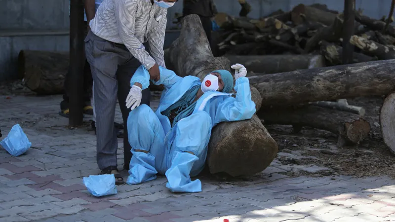 كورونا في الهند.. شاب يقضي 10 أيام في الحجر الصحي على شجرة  (فيديو)