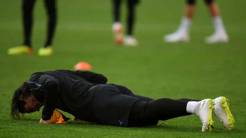 عقاب كوميدي للاعب كشف قائمة منتخب بلاده !