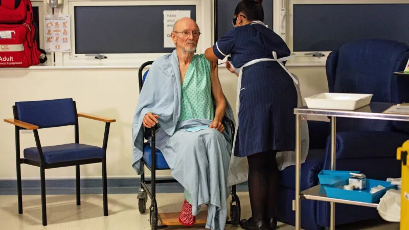 وفاة أول رجل في العالم يحصل على لقاح كورونا (فيديو)