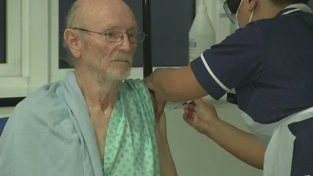 وفاة أول رجل في العالم يحصل على لقاح كورونا (فيديو)