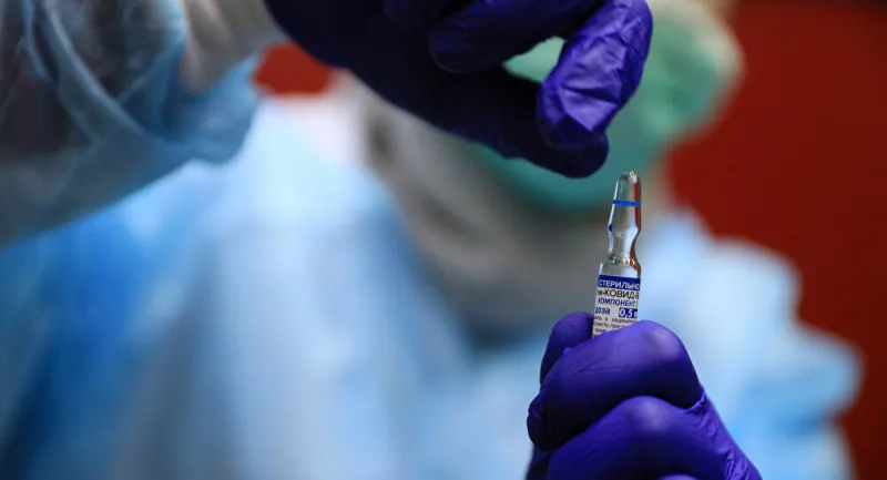 وفاة أول رجل في العالم يحصل على لقاح كورونا (فيديو)