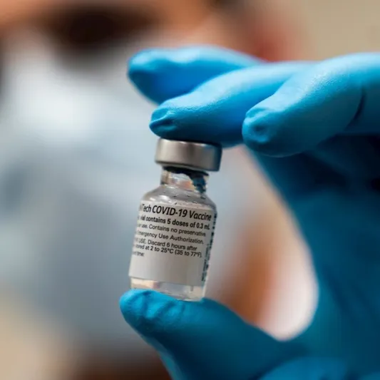 الحصول على لقاح كورونا شرط للدخول إلى مقر العمل