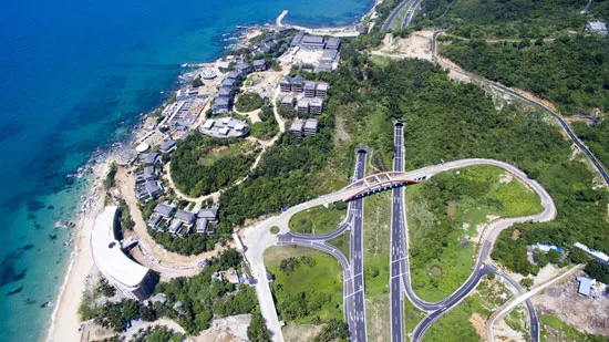 أحدها يبلغ 150 ألف كم.. أطول طرق العالم بين المياه والجبال الخضراء (صور)