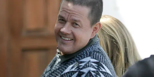 اكتسب 20 كيلو ويسعى للمزيد! «مارك والبيرج» يصدم الجميع بوزنه الضخم