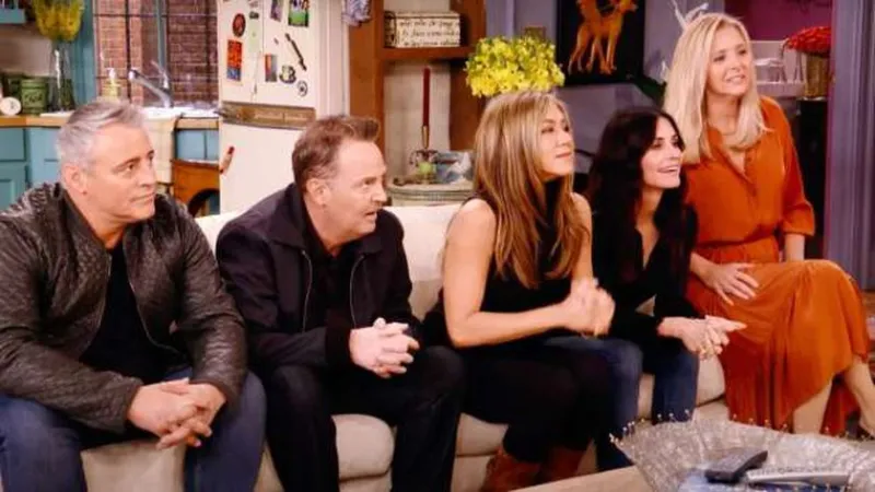 حقائق صادمة عن مسلسل Friends.. وما العرض الذي قدمه الملياردير ريتشارد برانسون؟ (فيديو)