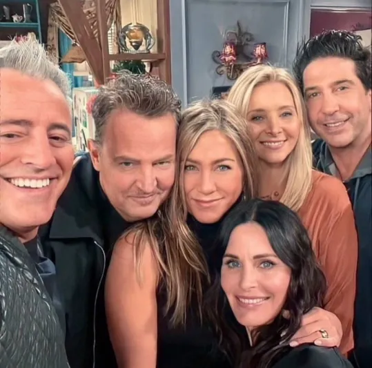 حقائق صادمة عن مسلسل Friends.. وما العرض الذي قدمه الملياردير ريتشارد برانسون؟ (فيديو)