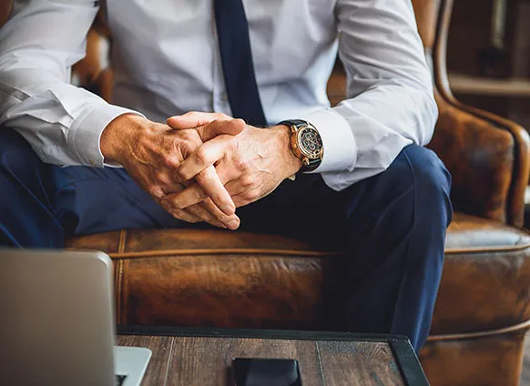 بفضل تطبيق إلكتروني.. شاب من أصول عربية يصبح أصغر ملياردير في بريطانيا