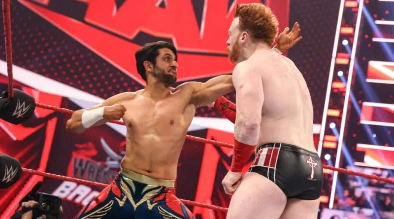 منصور الشهيل نجم WWE الساطع.. وهذه المواجهة غيرت حياته (فيديو)