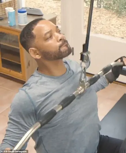 عزيمة من حديد.. «ويل سميث» يواصل رحلة تدريباته الشاقة (فيديو)