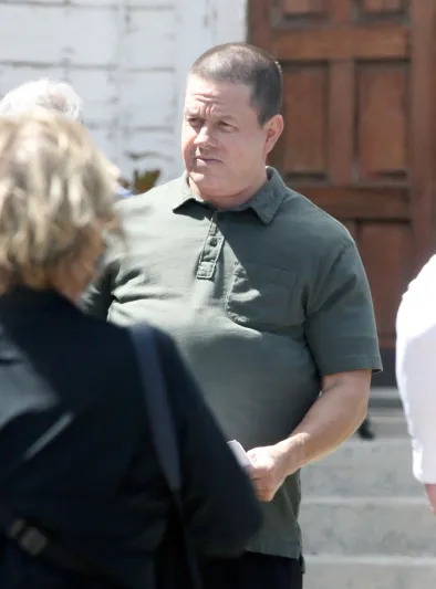 اكتسب 20 كيلو ويسعى للمزيد! «مارك والبيرج» يصدم الجميع بوزنه الضخم