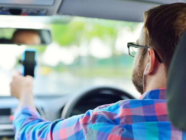 دراسة حديثة تكشف مخاطر صادمة لاستخدام السماعات أثناء القيادة