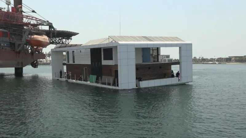 الإمارات تدشن أول بيت عائم ومتحرك في العالم (فيديو)