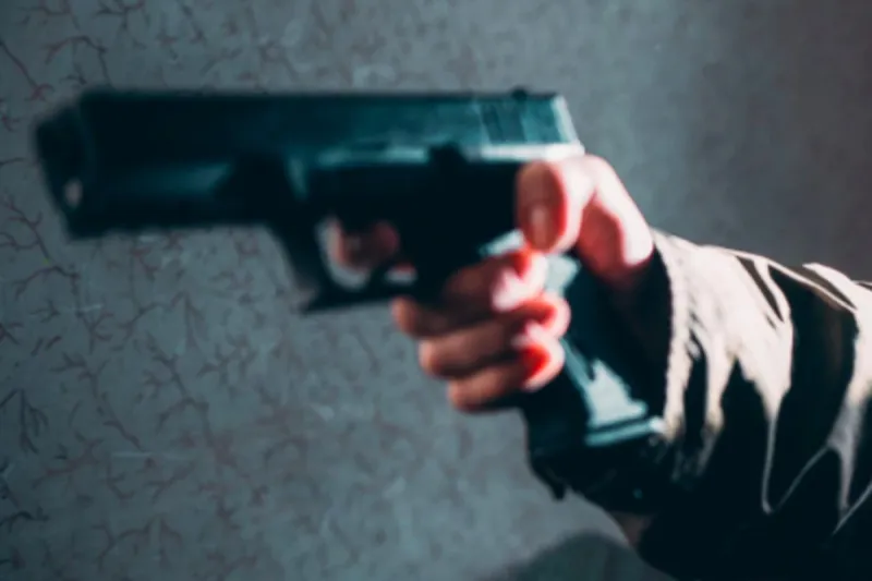 طفلان ينجوان بأعجوبة من طلقات نارية بين مجموعة متسلحين (فيديو)