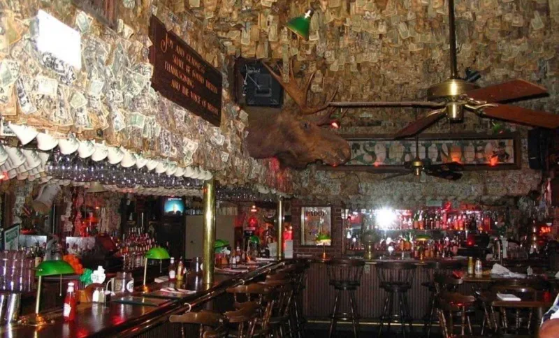 ما قصة مليوني دولار معلقة على جدران مطعم؟ (فيديو)