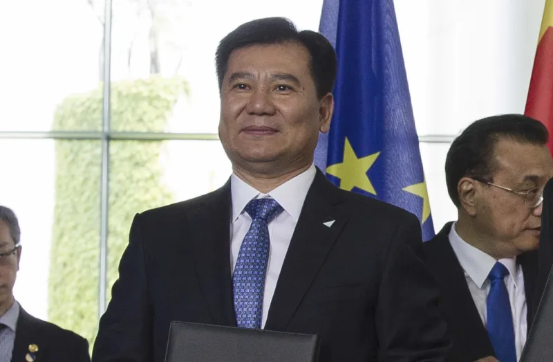 ملياردير صيني ساعد صديقه فخسر نصف ثروته