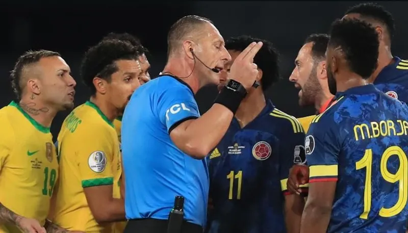 كولومبيا تطالب بإيقاف حكم مباراة البرازيل.. فما السبب؟! (فيديو)