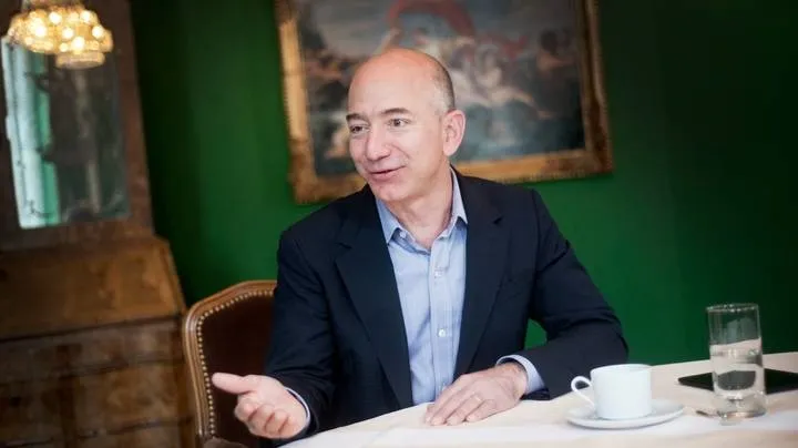 عريضة تطالب أغنى رجل في العالم بشراء لوحة الموناليزا