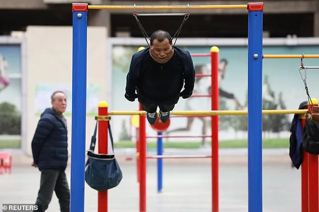 تعاني من آلام الظهر؟ ربما عليك تجربة هذا التمرين الصيني الغريب (فيديو)