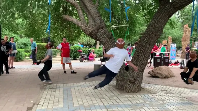 تعاني من آلام الظهر؟ ربما عليك تجربة هذا التمرين الصيني الغريب (فيديو)