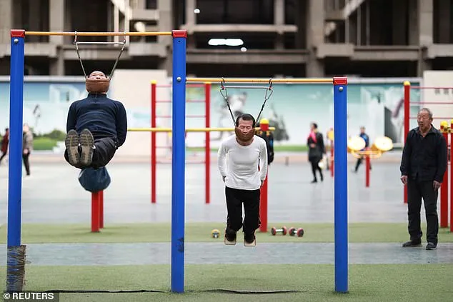 تعاني من آلام الظهر؟ ربما عليك تجربة هذا التمرين الصيني الغريب (فيديو)