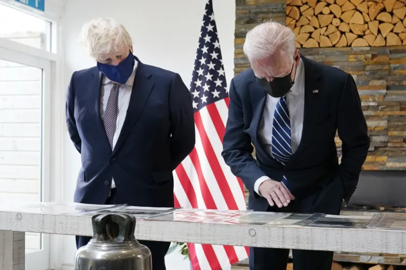 ماذا أهدى بوريس جونسون رئيس أمريكا في أول لقاء لهما؟