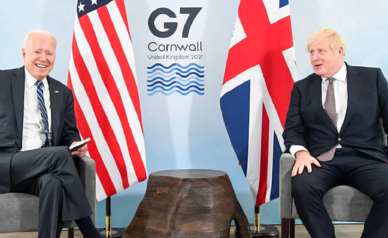 ماذا أهدى بوريس جونسون رئيس أمريكا في أول لقاء لهما؟