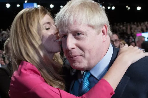 فستان بـ60 دولارا.. تفاصيل صادمة لحفل زفاف "بوريس جونسون" السري