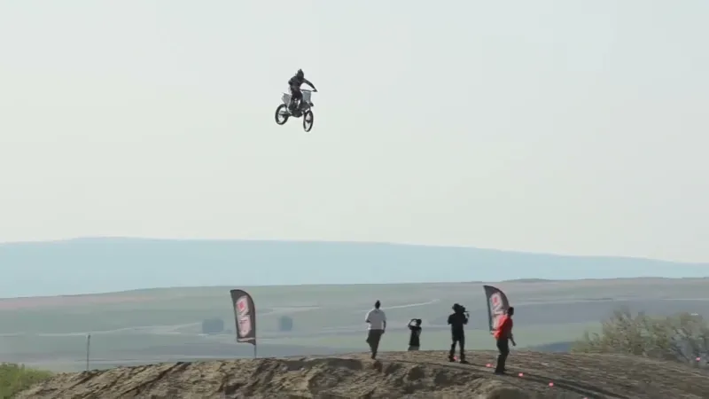 مصرع سائق حاول تسجيل رقم قياسي بالقفز بالدراجة النارية (فيديو)