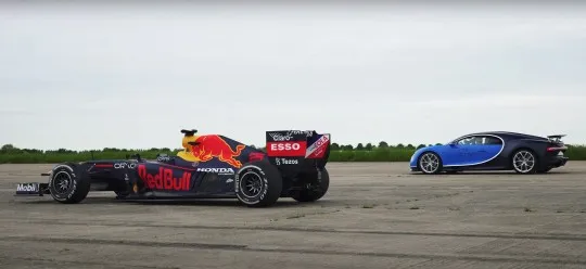 سباق ناري بين شيرون الخارقة وبطلة العالم في الفورمولا1 فمن المنتصر؟ (فيديو)