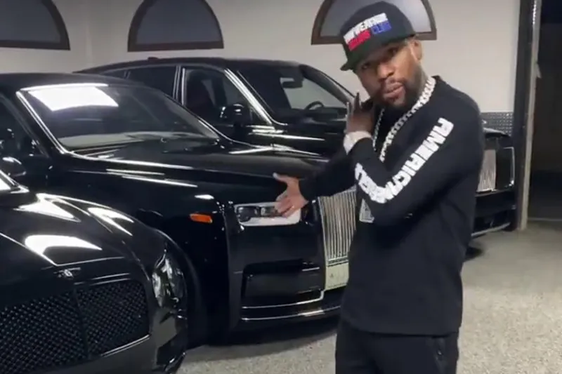 ملاكم شهير يهادي أصدقاءه بسيارات بقيمة مليون دولار! (صور)